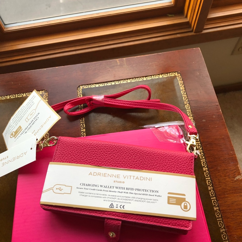 CHARGER/WALLET!  ADRIENNE VITTANDI - Picture 6 of 6
